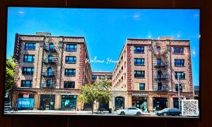 twee hoge gebouwen met auto's geparkeerd voor hen bij Popular Hollywood Studio at GW in Los Angeles