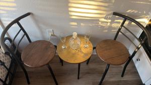 een tafel met twee stoelen en wijnglazen erop bij Popular Hollywood Studio at GW in Los Angeles