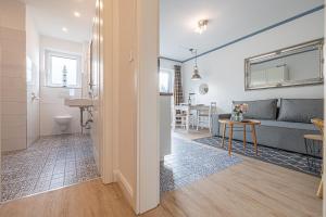 比苏姆Seehof Boutique Appartements的客厅里有一张沙发和一张桌子。 更多158张照片