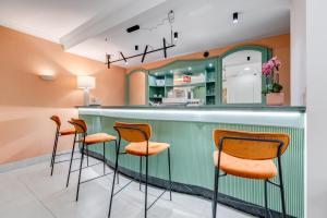 Kuchyň nebo kuchyňský kout v ubytování Romoli Hotel