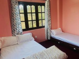 una habitación con dos camas y una ventana en Bhaktapur Yog Homestay, en Bhaktapur 57 fotos más