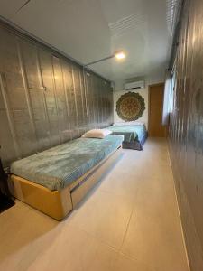 Giường trong phòng chung tại Estudio Praia do Estaleiro - Balneário Camboriú