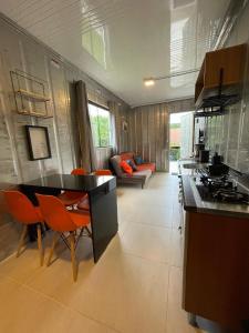 Nhà bếp/bếp nhỏ tại Estudio Praia do Estaleiro - Balneário Camboriú