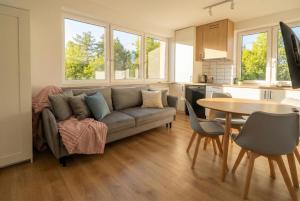 Et opholdsområde på Villa Ursovia by VAYA STAYS + 27 billeder