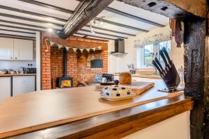 Η κουζίνα ή μικρή κουζίνα στο 3 Bed in Leominster oc-r30485