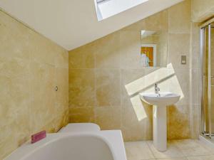 een badkamer met toilet en wastafel bij 2 Bed in Halifax oc-83521 in Halifax