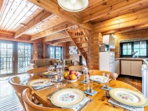 Un comedor con mesa y sillas de madera. en 3 Bed in Higher Clovelly 00366, en Clovelly