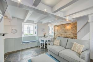 een woonkamer met een bank en een tafel bij 2 Bed in West Looe oc-l30054 in Looe +2 foto's