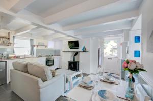 een woonkamer met een bank en een glazen tafel bij 2 Bed in West Looe oc-l30054 in Looe