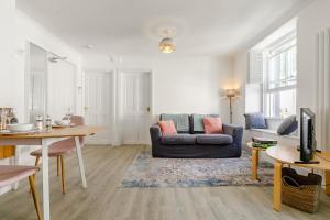un salon avec un canapé et une table dans l'établissement 1 Bed in Looe oc-l30038, à Looe 6 autres photos