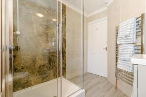 une salle de bain avec douche et lavabo dans l'établissement 1 Bed in Looe oc-l30038, à Looe