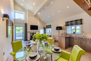 comedor con mesa de cristal y sillas amarillas en 2 Bed in Middleton oc-h29514, en Middleton