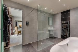 Un baño con ducha, bañera y lavabo. en 2 Bed in Middleton oc-h29514, en Middleton 15 fotos más