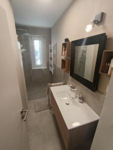 Koupelna v ubytování Specious Apartment in Downtown + 3 fotografie