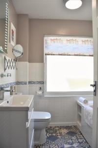 Koupelna v ubytování 2 Bed in Looe oc-l10082