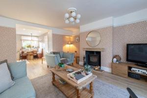 een woonkamer met een bank, een tafel en een tv bij 3 Bed in North Sunderland oc-nb1980 in North Sunderland