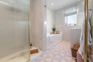 een witte badkamer met een douche en een bad bij 3 Bed in North Sunderland oc-nb1980 in North Sunderland +55 foto's