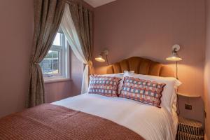 een slaapkamer met een bed met twee kussens en een raam bij 3 Bed in North Sunderland oc-nb1980 in North Sunderland