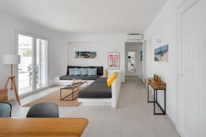 Et tv og/eller underholdning på Villa Aura - Beachfront Villa with private pool