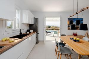 Køkken eller tekøkken på Villa Aura - Beachfront Villa with private pool