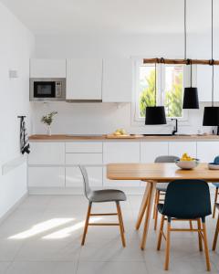 Køkken eller tekøkken på Villa Aura - Beachfront Villa with private pool