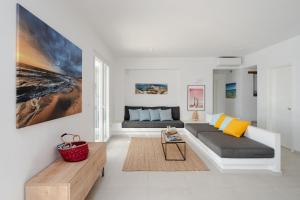 Et opholdsområde på Villa Aura - Beachfront Villa with private pool + 32 billeder