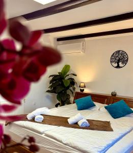 een slaapkamer met twee bedden met handdoeken erop bij Вила Лонгоз 