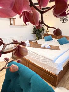 een slaapkamer met een bed met roze bloemen erop bij Вила Лонгоз  +54 foto's