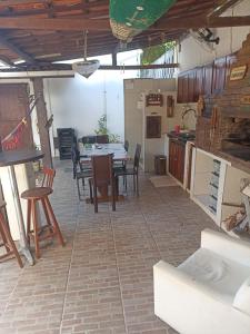 una cucina e una sala da pranzo con tavolo e sedie di Quarto Duplo com Ar e Banheiro Privativo a poucos metros do mar a Porto De Galinhas