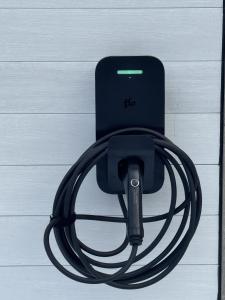 Una manguera negra está conectada a un teléfono. en Zen House 5 - Villas & Spa, en Lac-Supérieur