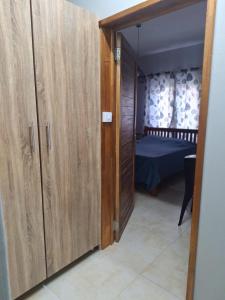 Ένα ή περισσότερα κρεβάτια σε δωμάτιο στο 1 Bedroom Apartment on ground floor with access to swimming pool