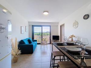 TV a/nebo společenská místnost v ubytování Le Panorama, vue exceptionnelle à 2 pas de la gare