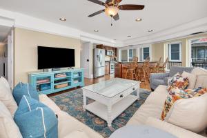 ein Wohnzimmer mit Sofa und Fernseher in der Unterkunft Shiphouse 2 - Second Floor in East End