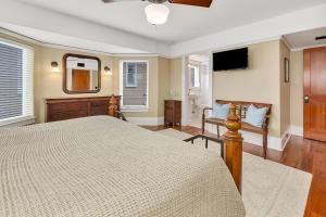 ein Schlafzimmer mit einem großen Bett und einem Spiegel in der Unterkunft Shiphouse 2 - Second Floor in East End + 61 Fotos