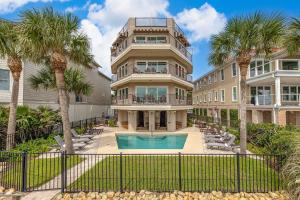 ein Apartmentgebäude mit einem Pool und Palmen in der Unterkunft Shiphouse 2 - Second Floor in East End