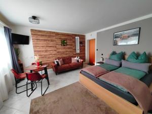 Postel nebo postele na pokoji v ubytování Helles, Chalet-Stil Apartment mit Allalinblick