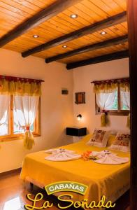 Una cama o camas en una habitación de Cabañas La Soñada