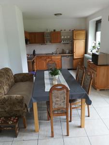 cocina con mesa, sillas y sofá en Chalet Sedmihori, en Staré Sedlo