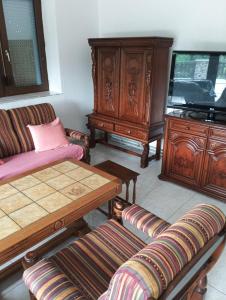 una sala de estar con un sofá y una mesa en Chalet Sedmihori, en Staré Sedlo