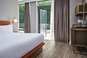 um quarto de hotel com uma cama e uma varanda em The George At Columbia Harlem, Tapestry Collection By Hilton em Nova Iorque