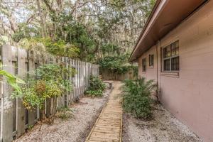 einen Gang neben einem Zaun neben einem Haus in der Unterkunft 510 A Magnolia in Ebo Landing