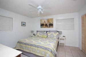 ein Schlafzimmer mit Bett und Deckenventilator in der Unterkunft 510 A Magnolia in Ebo Landing