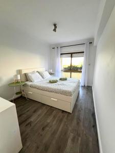 Postel nebo postele na pokoji v ubytování Azurara Beach