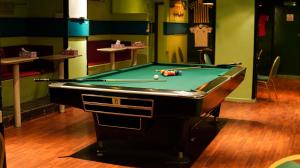 une table de billard dans une salle de billard avec des vêtements adaptés dans l'établissement Hotel Summersands Al Wadi Al kabir, à Mascate