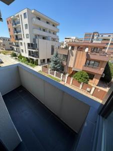 een balkon met uitzicht op een gebouw met gebouwen bij Sarah Apartment in Constanţa