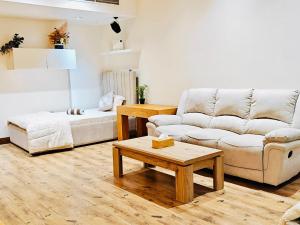 ein Wohnzimmer mit einer Couch und einem Couchtisch in der Unterkunft La Vista Home Stay with Parking in Ajman  + 23 Fotos