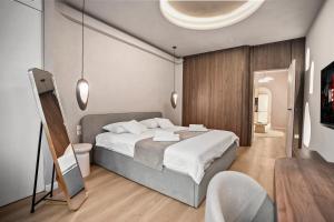una camera da letto con un letto grande e un bagno di Central Designer Condo a Bucarest