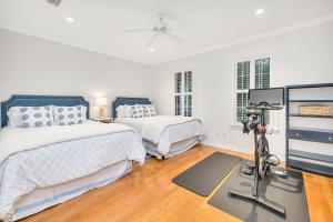 En eller flere senge i et værelse på 208 Devonwood Drive + 23 billeder