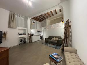 a living room with a couch and a kitchen at Cà du Local in Arenzano