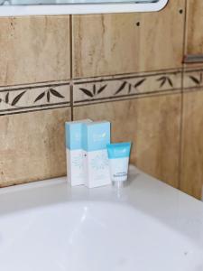 zwei Kisten auf einem weißen Tisch in der Unterkunft La Vista Home Stay with Parking in Ajman 